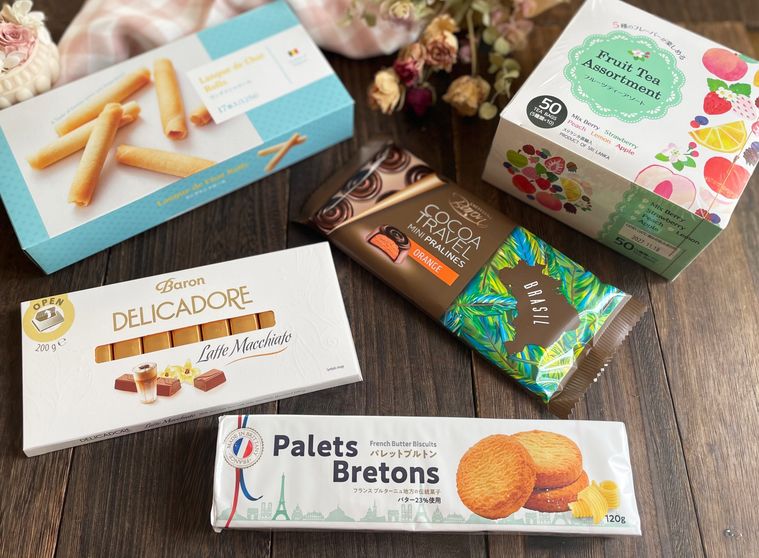 業務スーパーで購入したお菓子を並べた写真