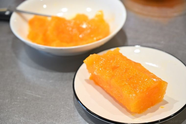 みかん缶詰ゼリーを細い筒状に成型している