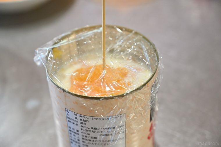缶詰にみかんゼリーと牛乳ゼリーが入っている