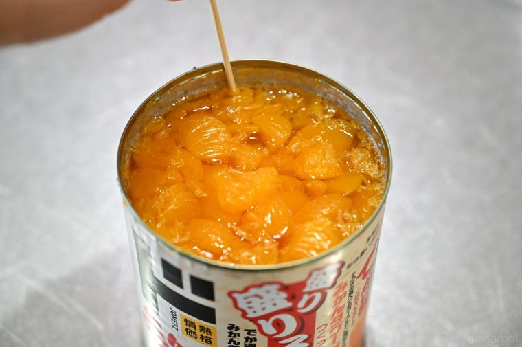 みかん缶詰の内側に竹串をさしている