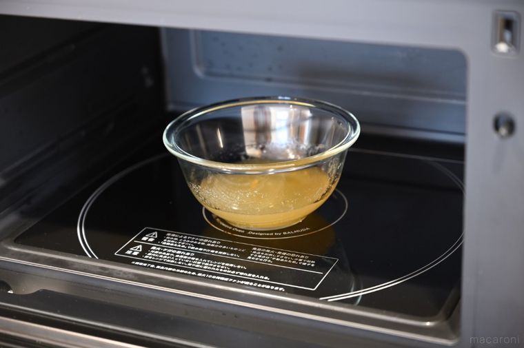 粉ゼラチン入りシロップを電子レンジに入れている