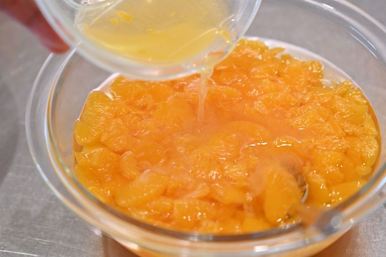 粉ゼラチン入りシロップをみかん缶詰と合わせている