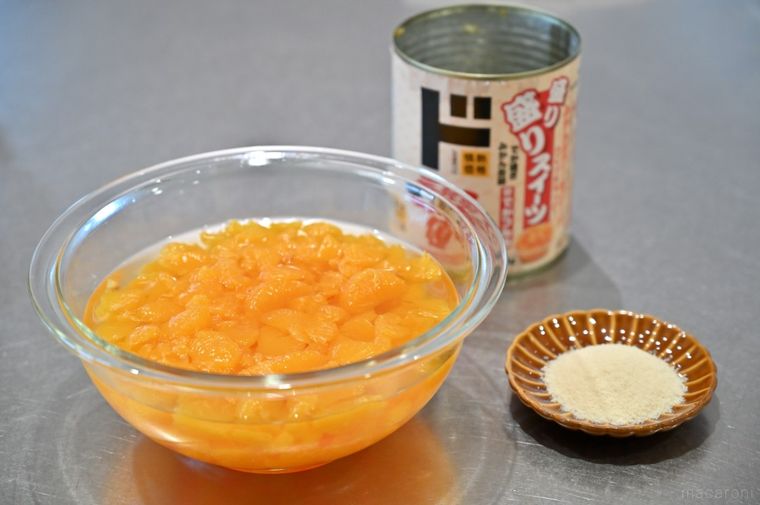 ドン・キホーテのみかん缶詰をガラスボウルに出したものと粉ゼラチン