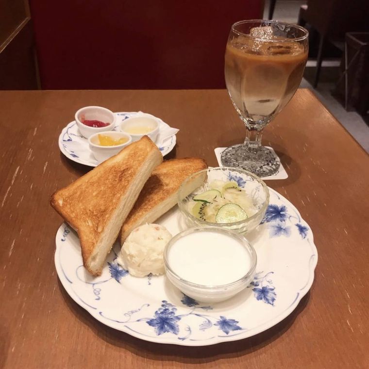 ワンプレートに盛られたトースト、サラダ、ヨーグルトと、アイスカフェオレ