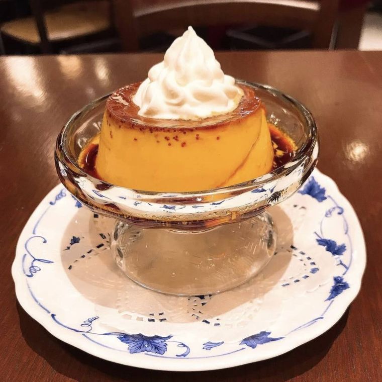 銀の器にのった喫茶トリコロールのプリン