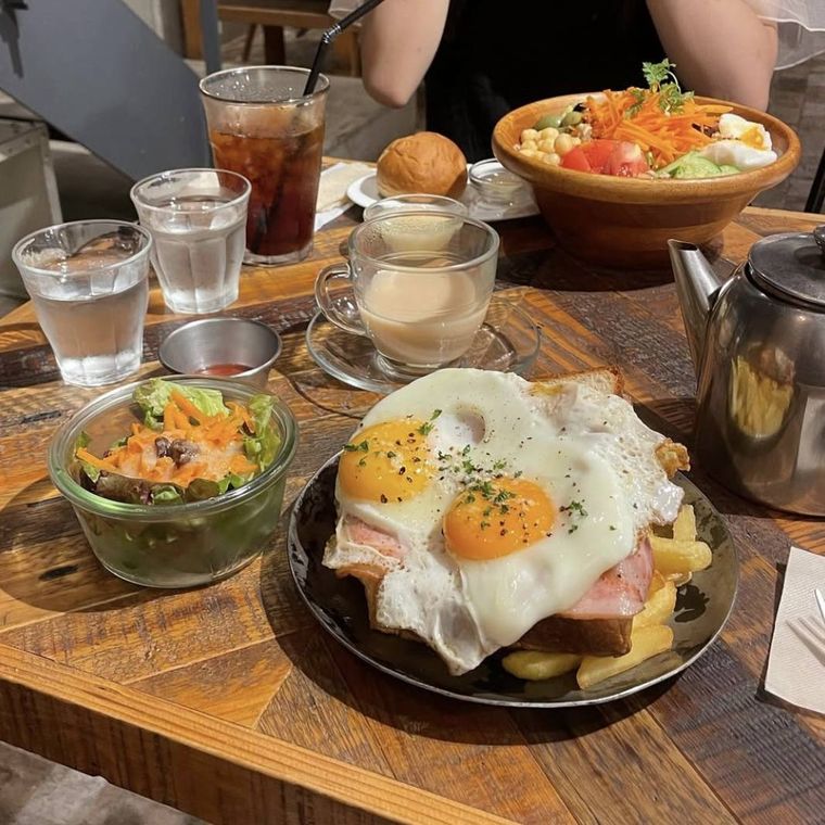 自家製ブレッド、目玉焼き、ベーコン、ペコリーノチーズが盛られたエッグトーストウィズフレンチフライ