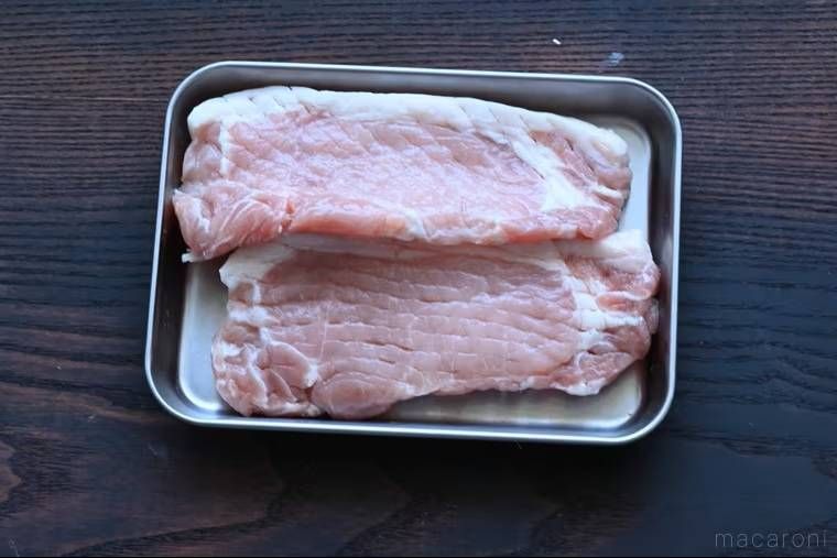 バットに置いたトンテキ用の豚ロース肉2枚