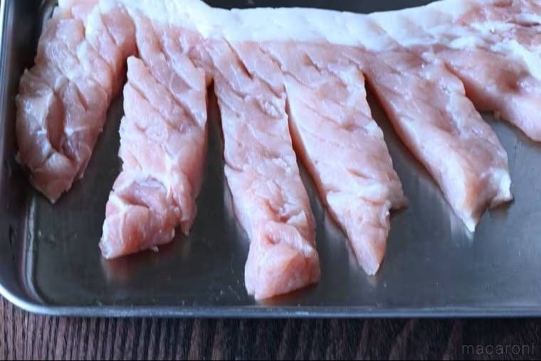 グローブ型に切り込みを入れたトンテキ用の豚ロース肉