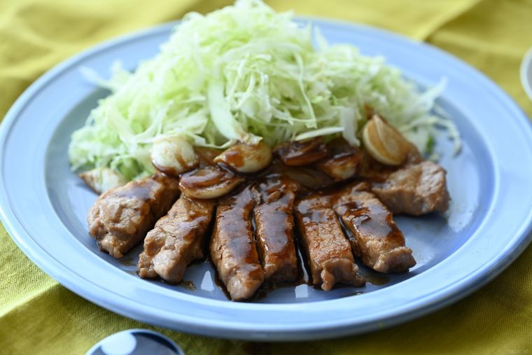 青い皿に盛られたトンテキとキャベツの千切り