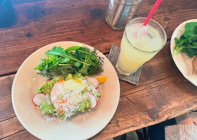 ウエストウッドベーカーズのテーブルに置かれた自家製天然酵母パンのアボカドトースト