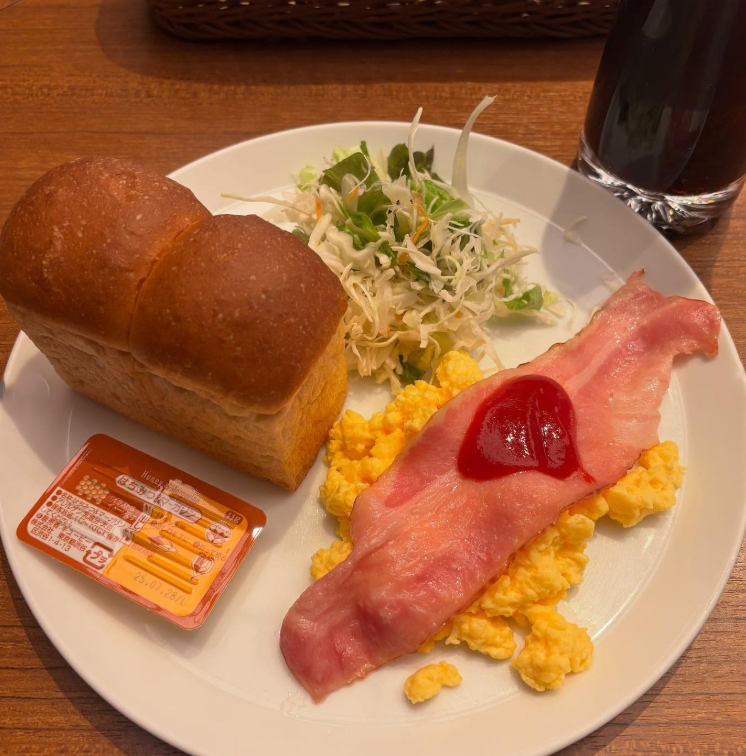 ミニ山食とベーコンエッグを盛り付けた南海パーラーのモーニング山食セット