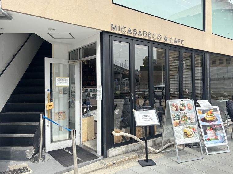 ガラス張りでおしゃれなミカサデコカフェ外観