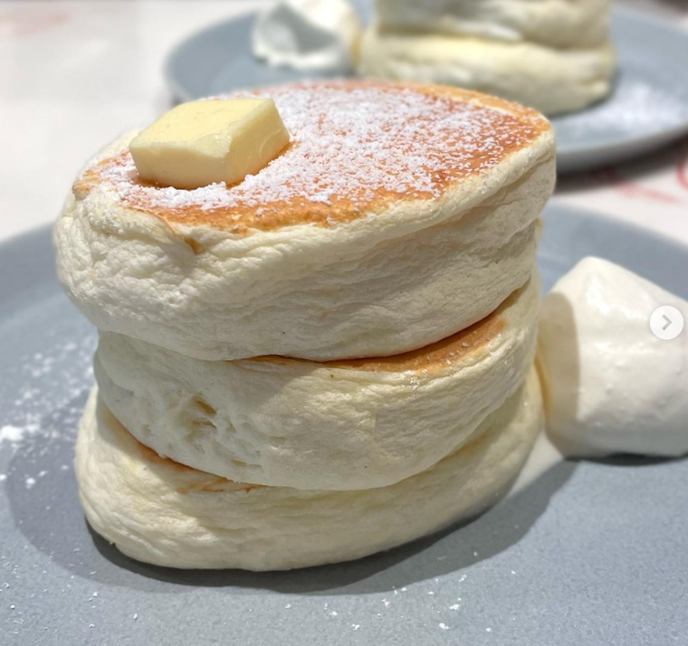 ミカサデコカフェのふわふわで3段重ねのリコッタチーズパンケーキ