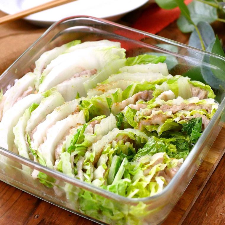 耐熱容器に入った豚バラ白菜のレンジ蒸し