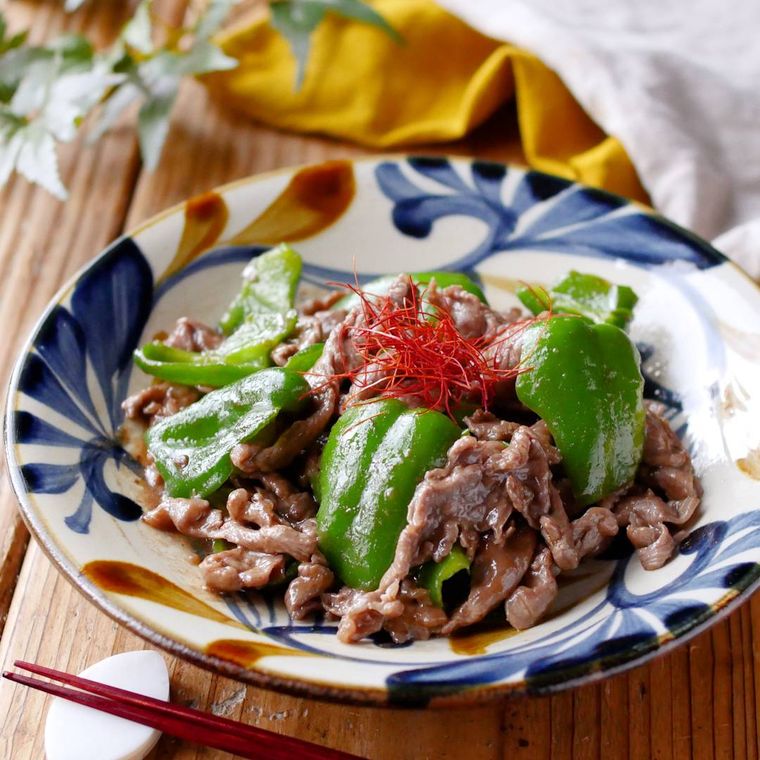 花柄の丸皿に盛り付けた牛肉とピーマンのオイスター炒め