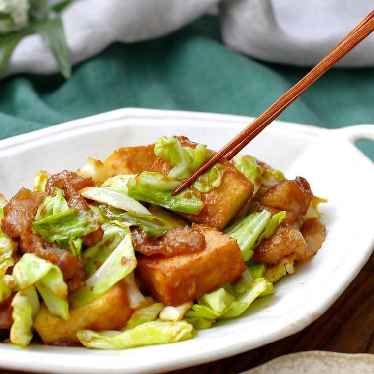 白い洋食器に盛り付けた厚揚げと豚バラキャベツのみそ炒め