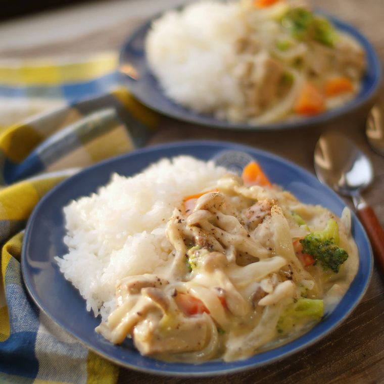 青い丸皿に盛り付けたシチューオンライス