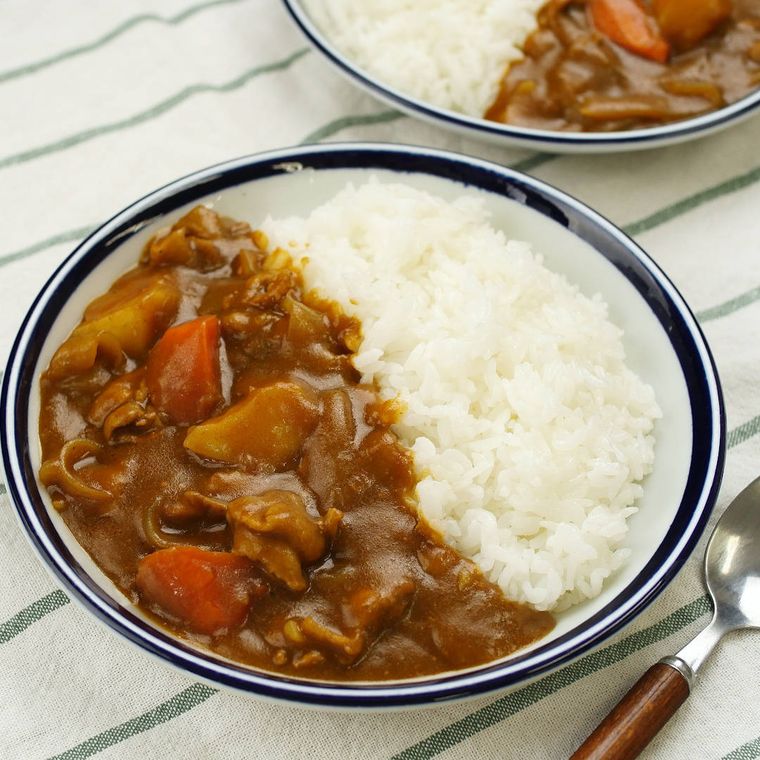 青いライン入りの丸皿に盛り付けたポークカレー