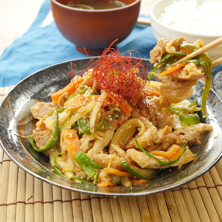 和食器に盛り付けたフライパンで簡単プルコギ