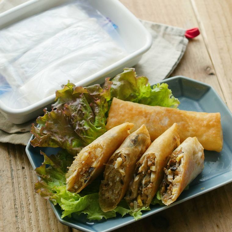 グレーの角皿に盛り付けた手作り春巻き