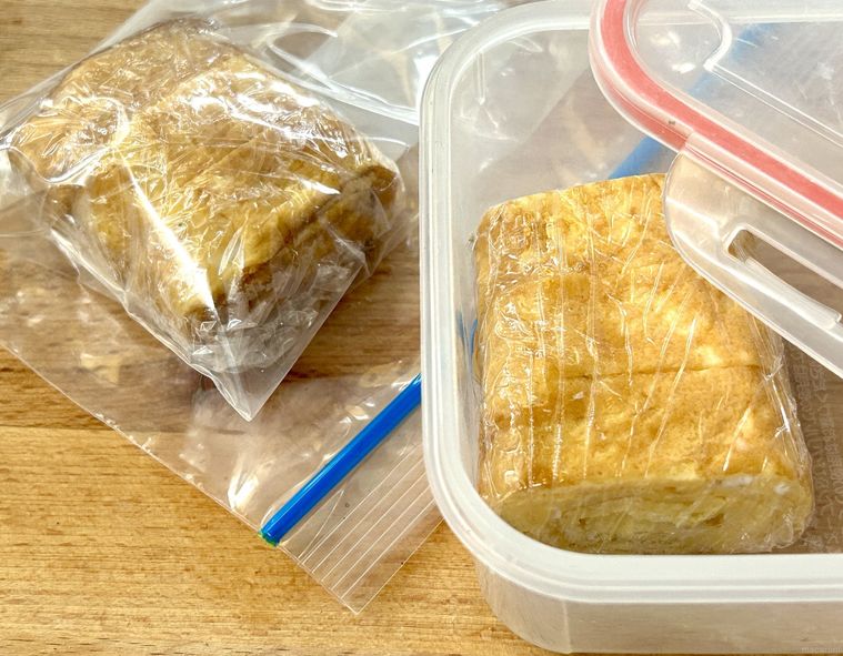 ラップに包まれた卵焼き