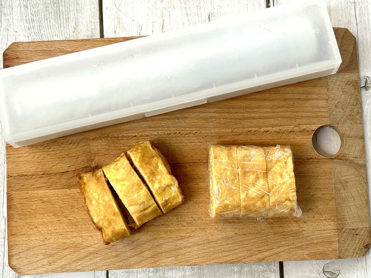 カッティングボードにのった卵焼き