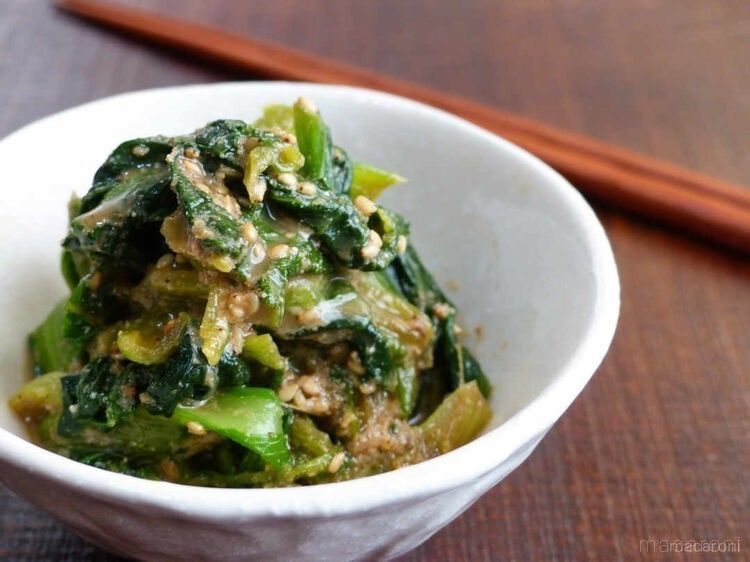 白い小鉢に入った小松菜のごま和え