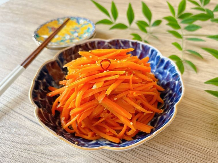 和食器に盛り付けたにんじんのきんぴら