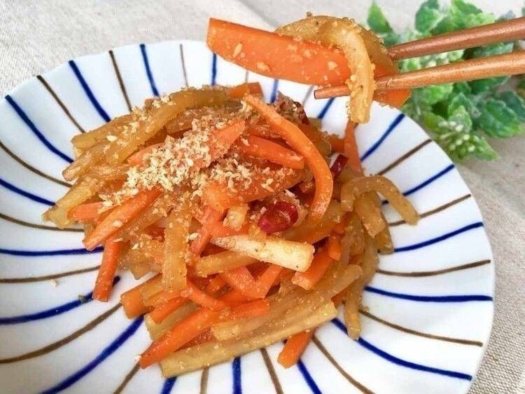 和食器に盛り付けた大根きんぴら