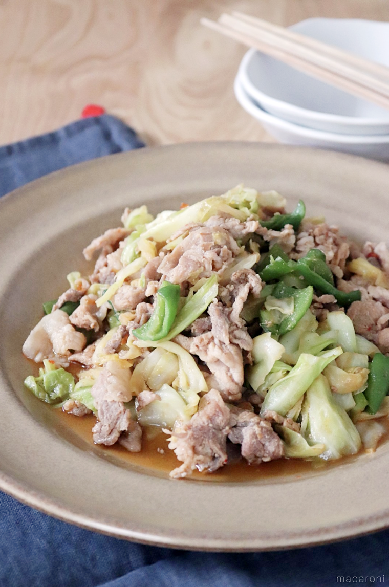 ベージュの丸皿に盛り付けた回鍋肉