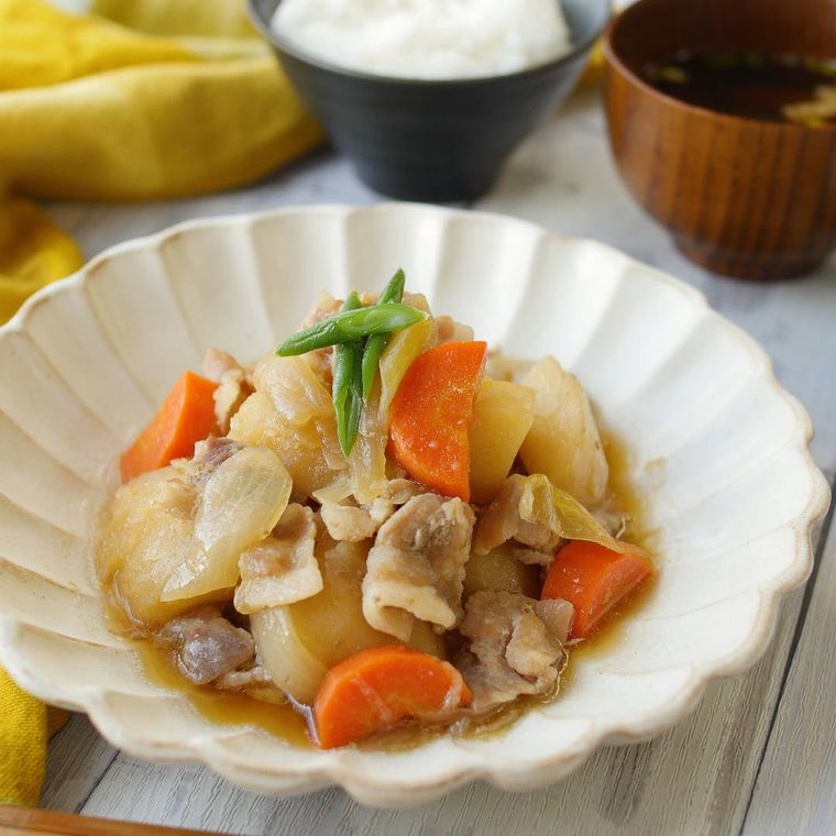 白い花型の皿に盛り付けた肉じゃが