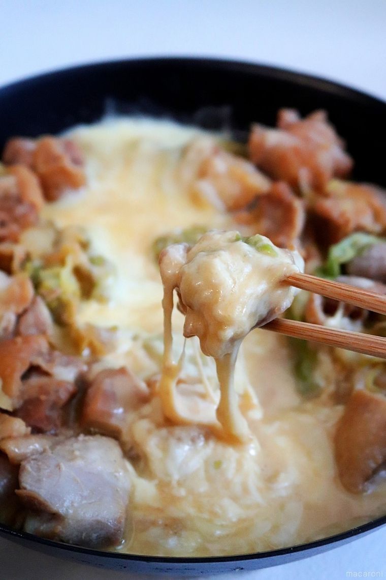 チーズタッカルビを箸でつかんでいる様子