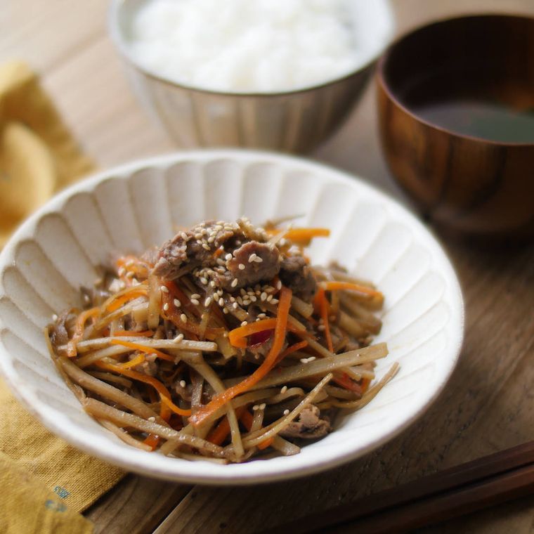 白い丸皿に盛り付けた牛ごぼうきんぴら