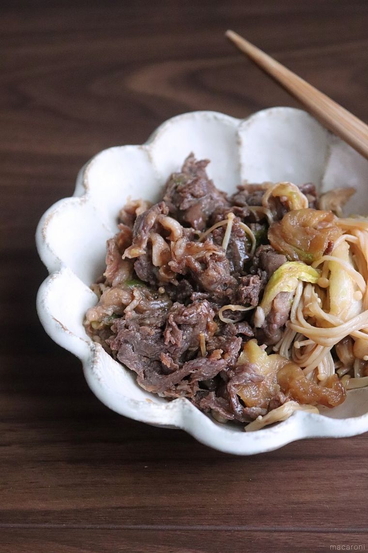 白い花型の皿に盛り付けた牛すき煮