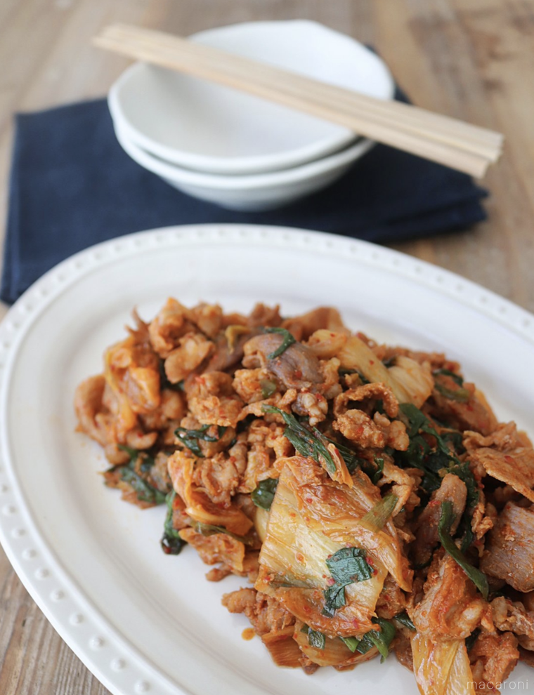 白い楕円形の皿に盛り付けた豚ニラキムチ