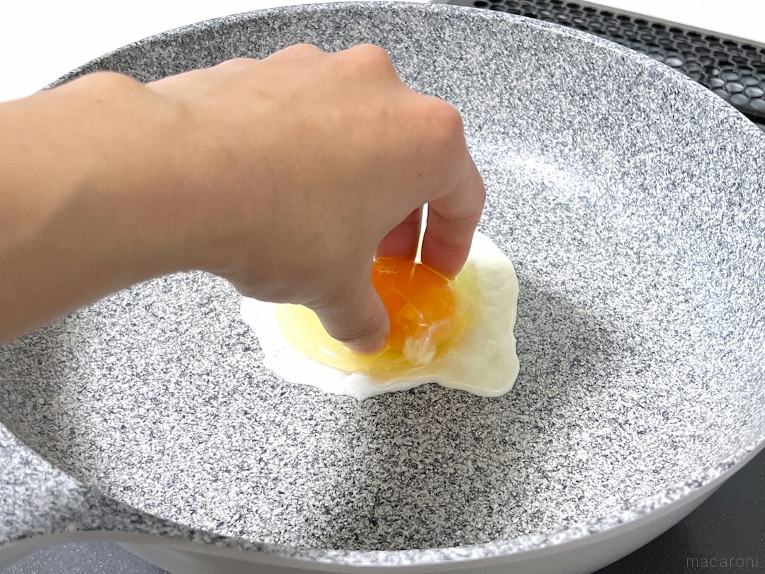 道具いらず。目玉焼きの黄身を真ん中にする焼き方に「こんなことで