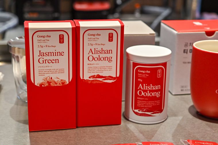 ティーバッグとフルリーフティーのパッケージ