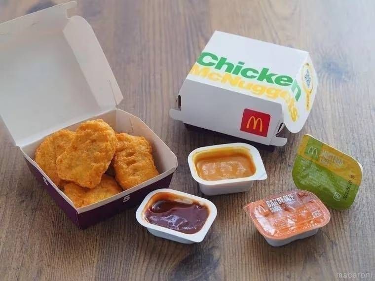チキンマックナゲットとソースが置かれている様子