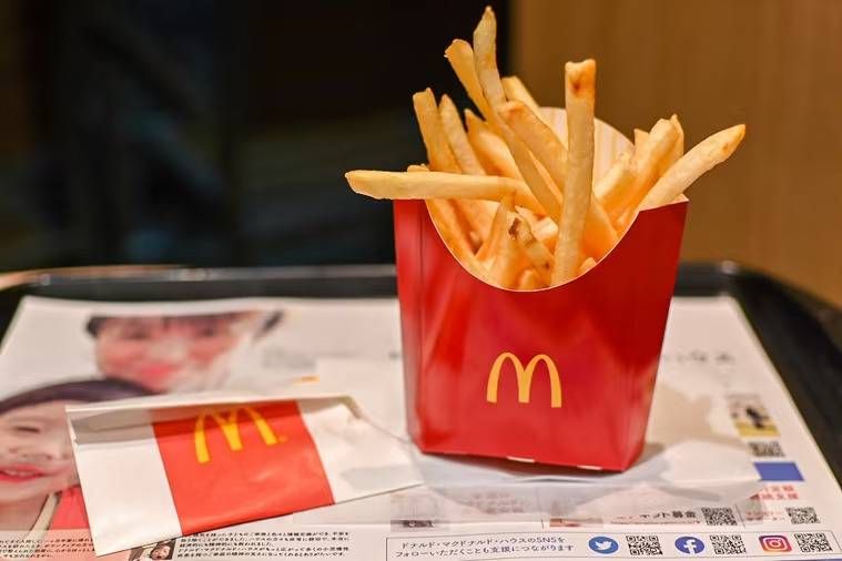 トレーの上に置かれているマックフライポテト