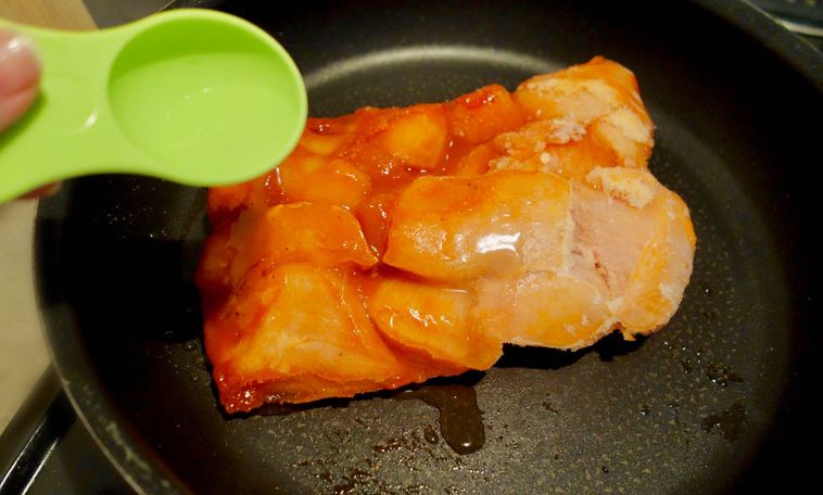 大さじ1の水をかけている「パッとジュッと® 甘旨ヤンニョムチキン用」の冷凍肉