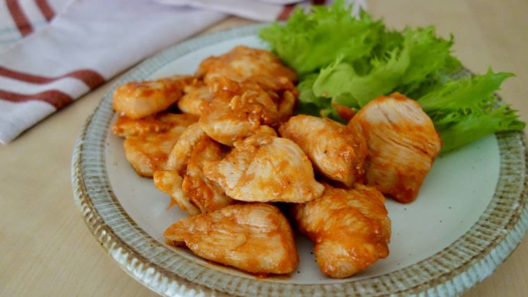 皿に盛られた「パッとジュッと® 甘旨ヤンニョムチキン用」、サラダ菜