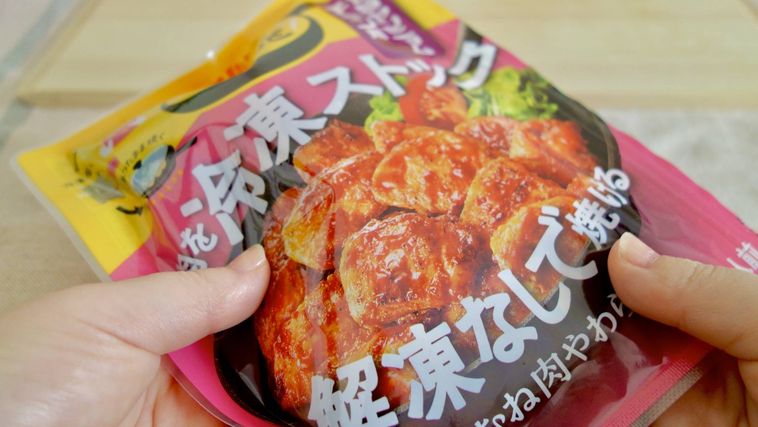 鶏むね肉を入れた「パッとジュッと® 甘旨ヤンニョムチキン用」の外袋を揉んでいる