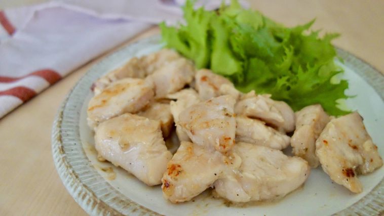 皿に盛られた「パッとジュッと® ねぎ塩麹チキン用」、サラダ菜