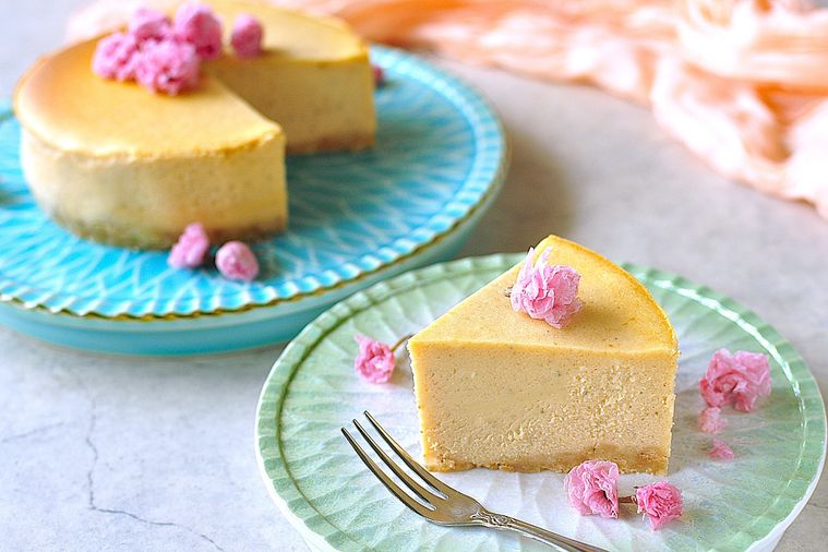 カットした桜チーズケーキが皿にのせてある