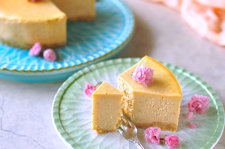 カットした桜チーズケーキにフォークを差し入れる様子