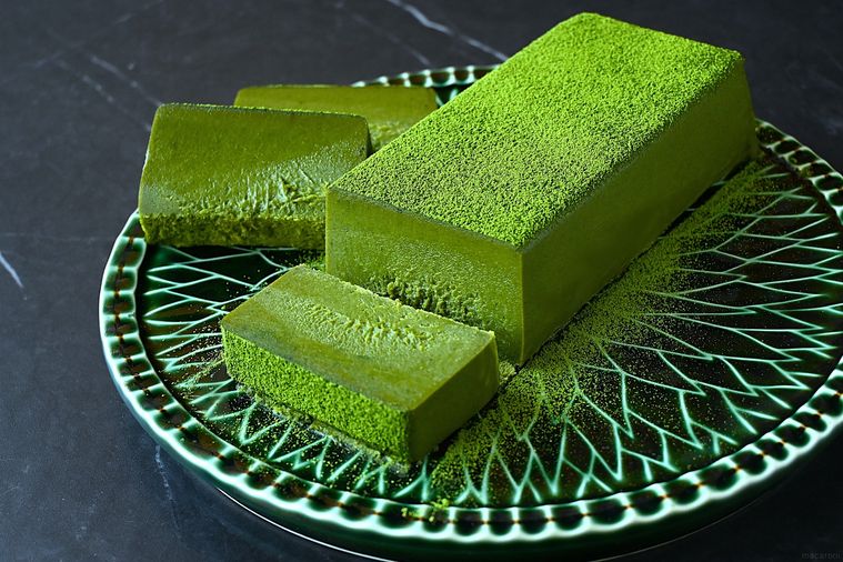 緑色の丸皿に盛り付けられた抹茶テリーヌ
