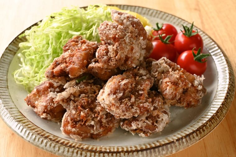 丸皿に盛り付けられた唐揚げ