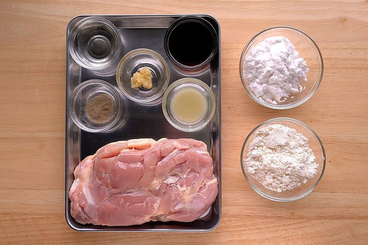 鶏もも肉と調味料、粉類などの唐揚げの材料