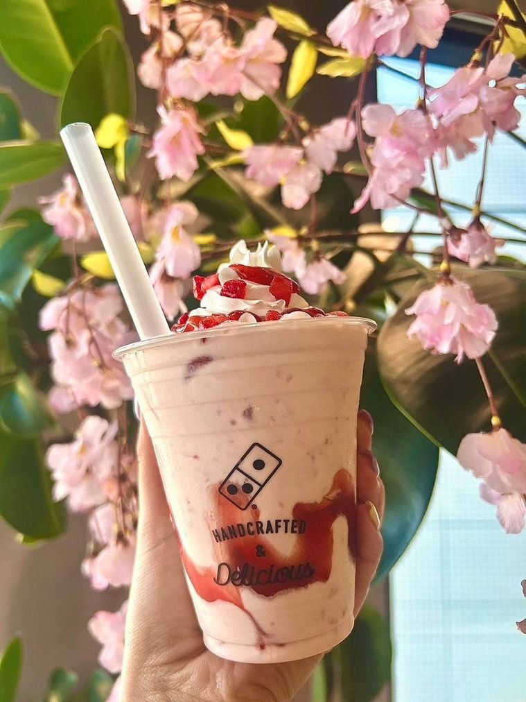 フローズンいちごとあまおうソースで春らしさ満開のシェイク