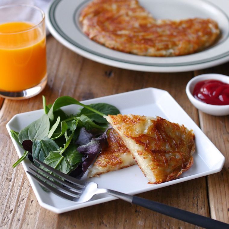 白色の四角の皿に盛られたじゃがいものハッシュドポテト